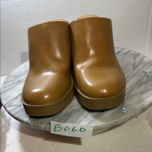 Universal Thread Tan Mules with Rounded Toe and Platform Sole